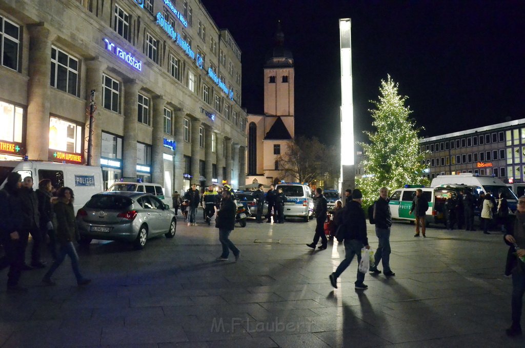 Einsatz BF Aktivisten auf Geruest vom Koelner Dom P245.JPG - Miklos Laubert